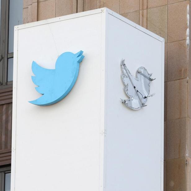 Der Umriss des ikonischen blauen Twitter-Vogellogos auf einem Schild vor dem X-Hauptquartier in San Francisco wird abmontiert.