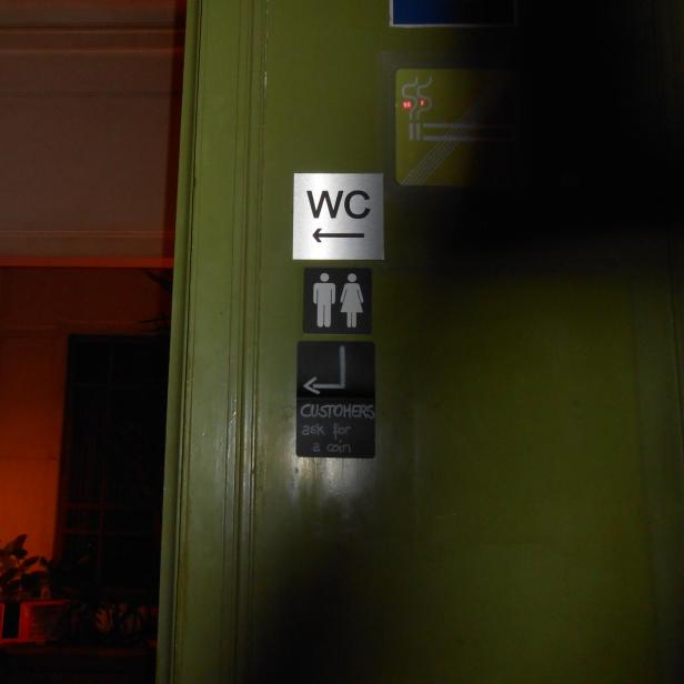 WC Schild in einem Club