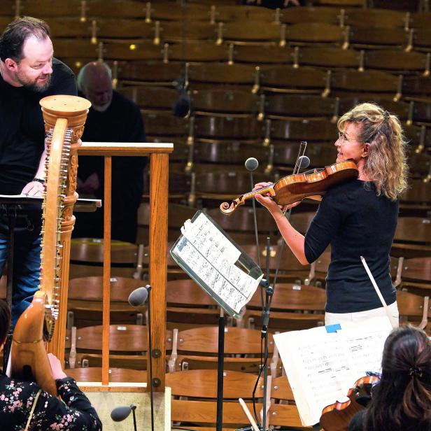 PROBE IN TANGLEWOOD Nelsons und Mutter proben John Williams&#039; Violinkonzert Nr. 2, August 2023