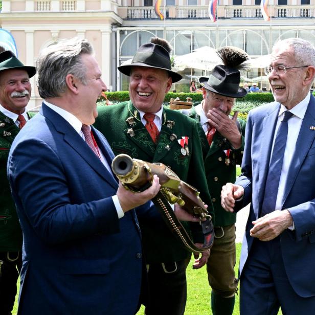 Bürgermeister Michael Ludwig mit Spaßkanonen