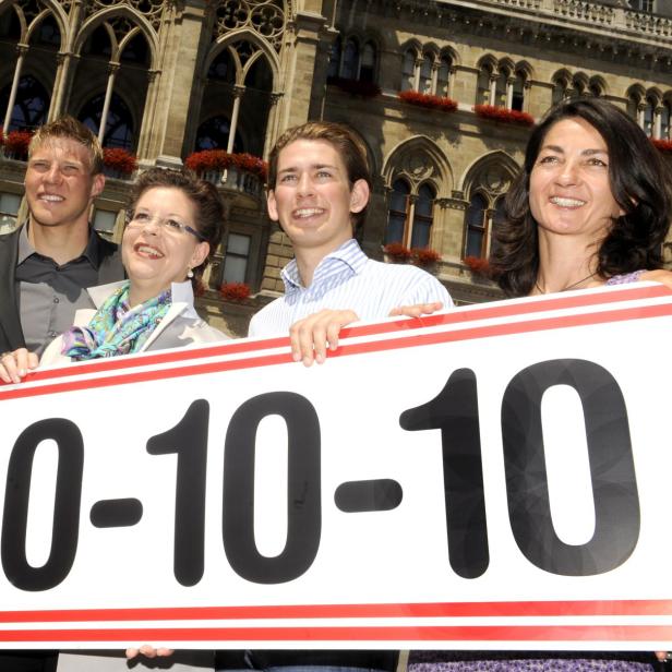 v.l.n.r Irmgard Bayer, Dinko Jukic, StS Christine Marek, Sebastian Kurz und Karin Holdhaus während der Präsentation des ÖVP Wien Teams für die Wien-Wahl 2010 am Donnerstag 08.Juli 2010 auf dem Wiener Rathausplatz.