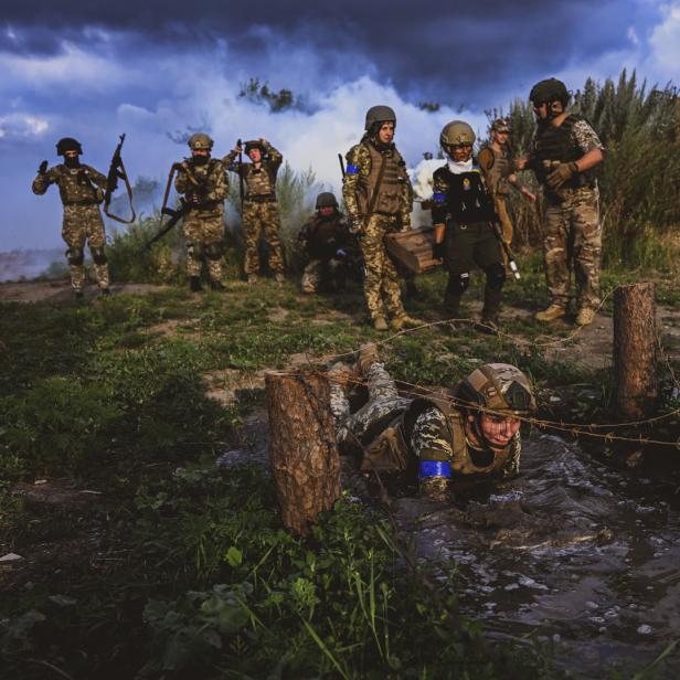 Ukrainische Soldatinnen bei einer Militärübung.