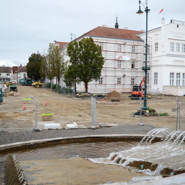 Der Nibelungenplatz in Tulln in Niederösterreich ist heute eine riesige Baustelle. Die unzähligen Parkplätze von früher sollen Wiesenflächen und Bäumen weichen. Es ist eines von wenigen Entsiegelungsvorhaben in Österreich.