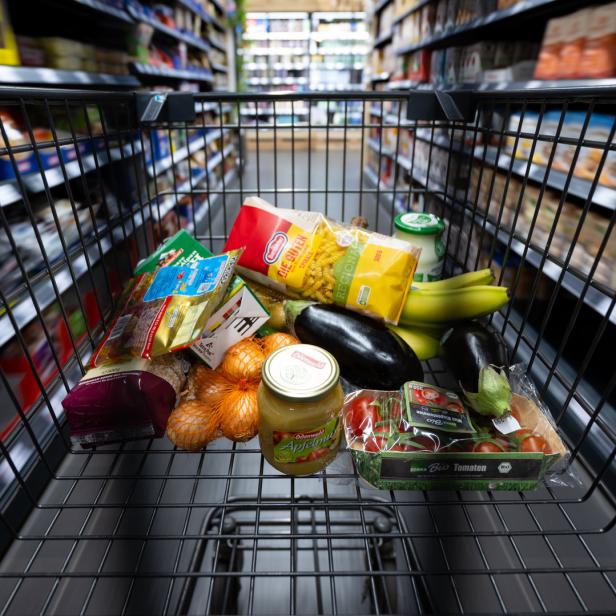 In einigen Produktgruppen sinken die Preise in den Supermarktregalen wieder etwas. So billig wie vor der Krise ist es aber bei weitem nicht. 