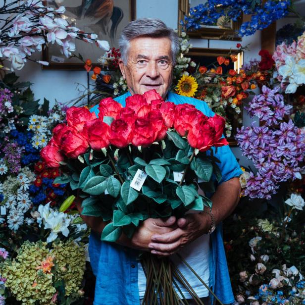 Seidenblumenverkäufer Friedrich Koci in seinem Geschäft 