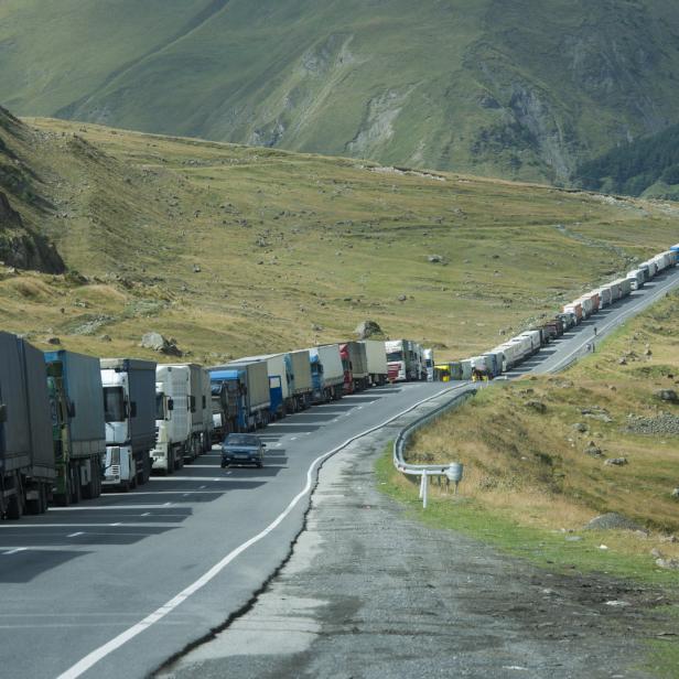 Die georgische Heeresstrasse: Voll beladene LKS stauen sich südlich der russischen Grenze. Über diese Passstraße gelangen besonders viele Güter nach Russland.