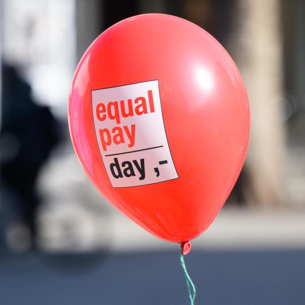 Ein "Equal Pay Day" Luftballon fliegt herum 