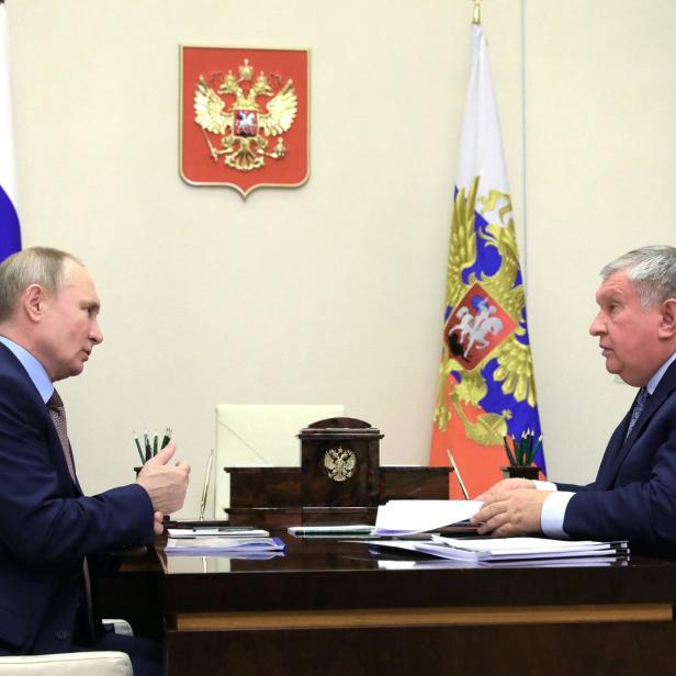 Russlands Präsident Wladimir Putin und Rosneft-Boss Igor Sechin gelten als enge Vertraute. Sechins Spuren führen auch nach Wien.