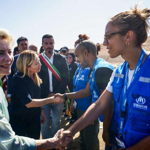 EU-Komissionspräsidentin Ursula von der Leyen und die italienische Regierungschefin Giorgia Melonia begrüßen UN-Mitarbeiter auf der Insel Lampedusa.