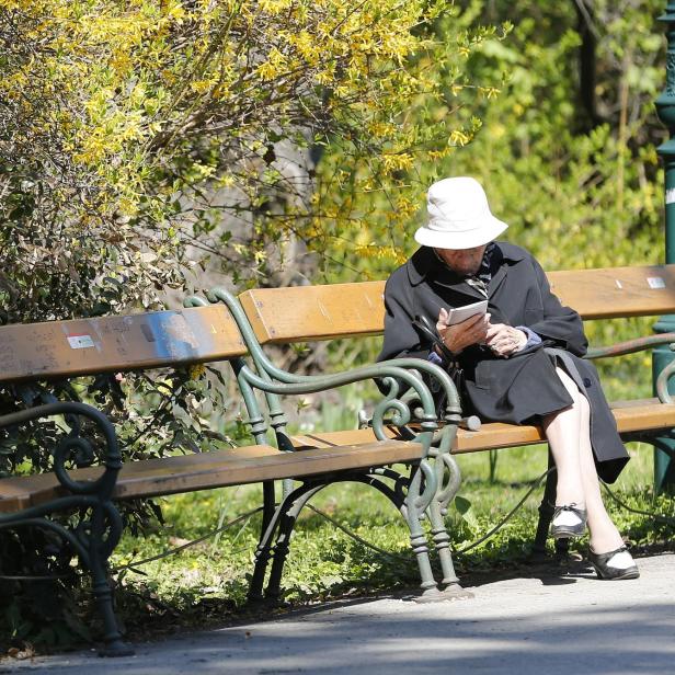 Alte Person auf einer Parkbank