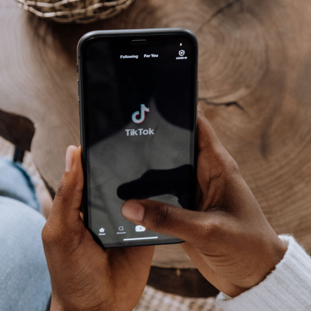 Eine Person, die auf ihrem Handy gerade TikTok geöffnet hat.