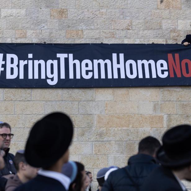 Transparent mit der Aufschrift "Bringt sie nach Hause" (Anm.: gemeint sind die israelischen Geiseln in Gaza) in Jerusalem.