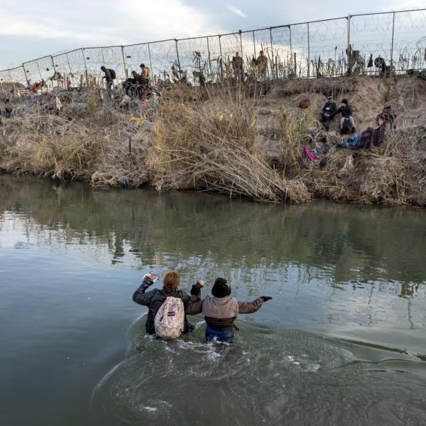 Flüchtlinge waten am Grenzübergang Eagle Pass zwischen Mexiko und Texas durch den Rio Grande. Unter den Schutzsuchenden sind immer mehr Asiaten und Afrikaner. 