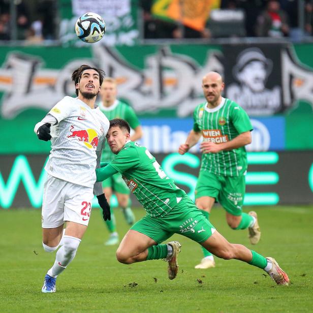 Roko Šimić (Red Bull Salzburg) und Jonas Auer (Rapid Wien) am 9.12.2023 in Wien-Hütteldorf (Endstand 0:1)