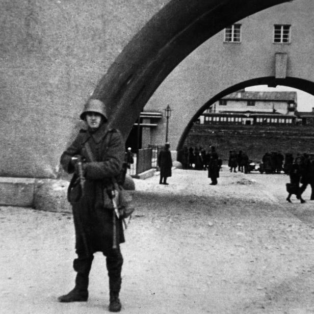 Militärposten vor dem Karl-Marx-Hof