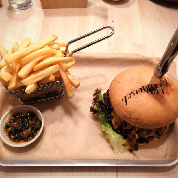 Burger mit Pommes Frites und Soße