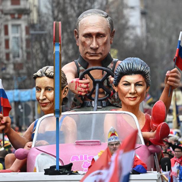 Karnevalsfiguren Alice Weidel und Sahra Wagenknecht mit Wladimir Putin. Sanktionengegnerinnen im Jeep.