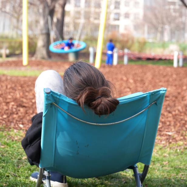 Anfangs hatte sie immer den Liegestuhl dabei, um zwischendurch ruhen zu können. Die Treppen aus dem dritten Stock runter, zehn Minuten liegen; mit den Kindern um die Ecke zum Spielplatz, zehn Minuten liegen...