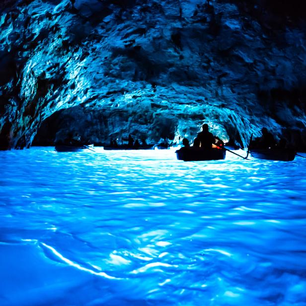 Im Familiendomizil der Benkos in Igls bei Innsbruck soll es eine Nachbildung der Blauen Grotte auf Capri geben, mitgebaut von kleinen, lokalen Firmen.