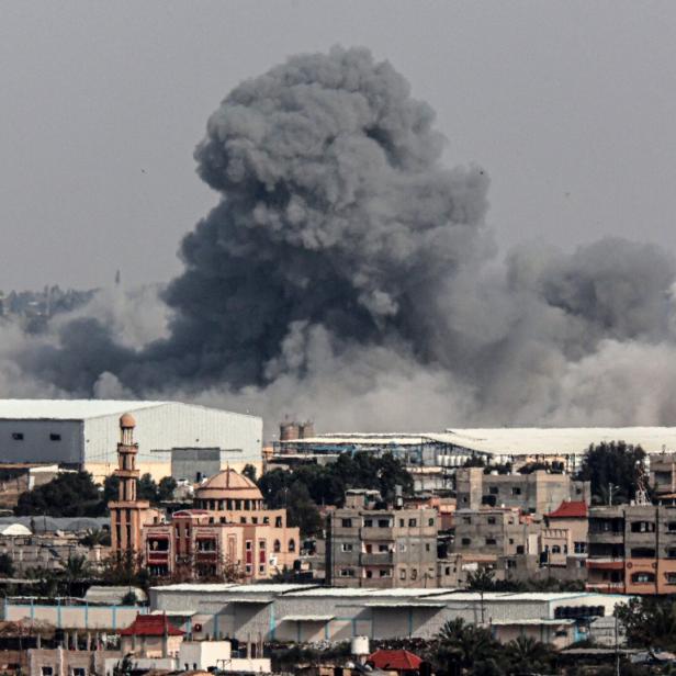 Nach einem Bombentreffer steigt Rauch über Rafah auf.