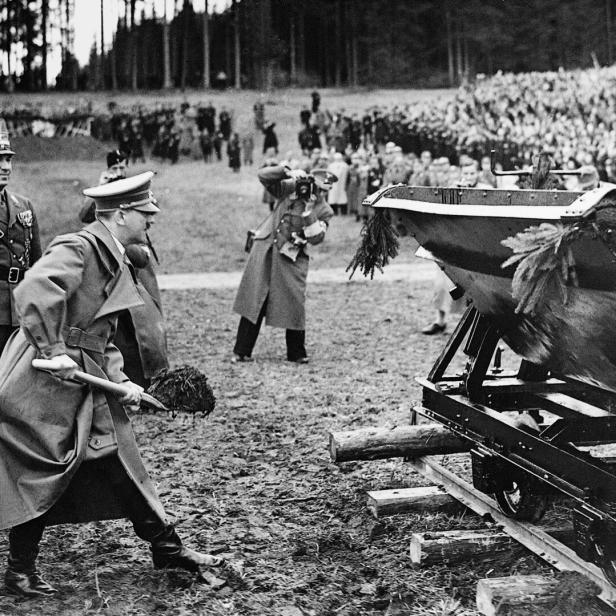 Hitler am Walserberg beim Spatenstich für Reichsautobahn Salzburg-Wien (7. April 1938)