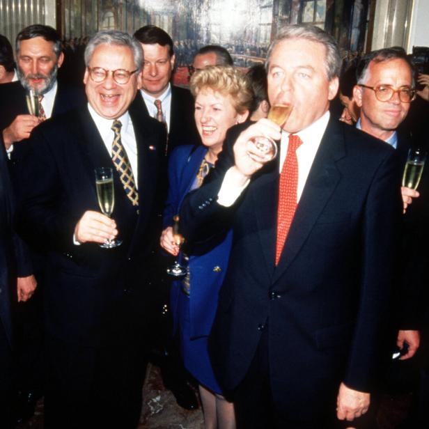 1994 jubelte die SPÖ-ÖVP-Regierung: Johanna Dohnal, Alois Mock, Franz Fischler, Erhard Busek, Peter Kostelka, Maria Rauch-Kallat, Franz Vranitzky, Viktor Klima