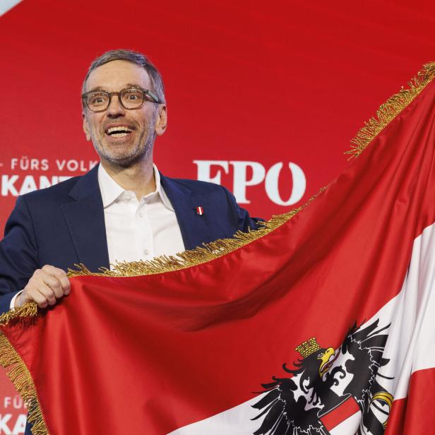 FPÖ-Chef Herbert Kickl hält eine Österreich-Flagge in die Kamera