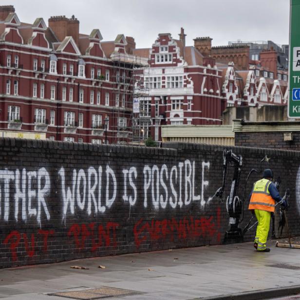 15/10/2023. London, United Kingdom. A new mural, thought to be by the street artist Banksy has appeared on the Euston Road in London Picture by i-Images / eyevine :...http://.