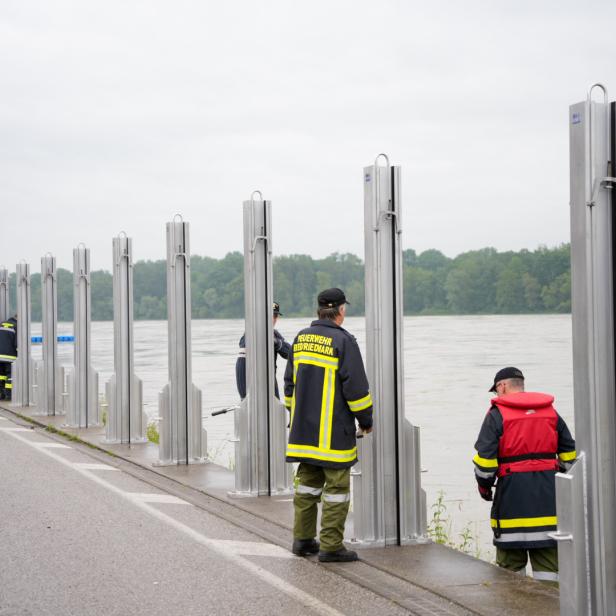 In Mauthausen wird von Arbeitern ein mobiler Hochwasserschutz aufgebaut.