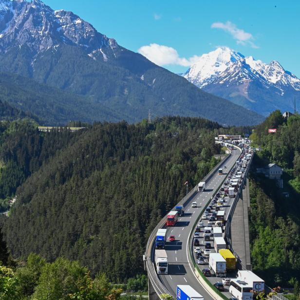 Pfingstreiseverkehr auf der Brennerautobahn: Die Europabrücke mit vielen LKW und Autos.