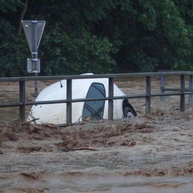 Von den Wassermassen mitgerissen.