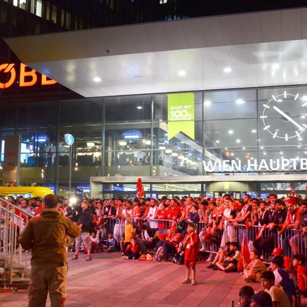 Public Viewing vor dem Wiener Hauptbahnhof