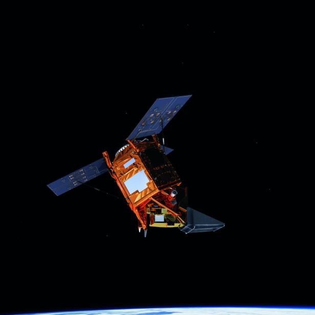 Ein Satellit umkreist die Erde vor dem Hintergrund des Weltraums.