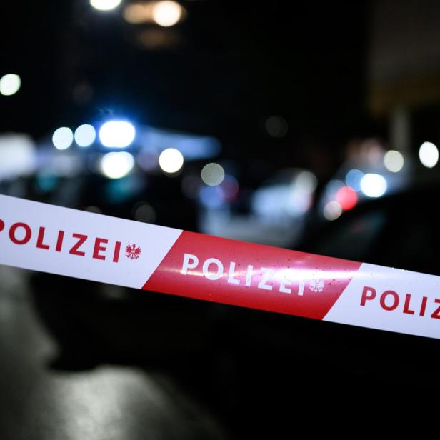 Ein Mann ist am Dienstagabend, 11. Juni 2024, in Wien-Floridsdorf nach einer Attacke mit einer Axt auf Polizisten beim Versuch einer Festnahme erschossen worden. Zuvor war eine 22 Jahre alte Chilenin mit schweren Kopfverletzungen tot in einer nahe gelegenen Wohnung gefunden worden. Im Bild: Eine Polizeiabsperrung am Tatort. - FOTO: APA/MAX SLOVENCIK