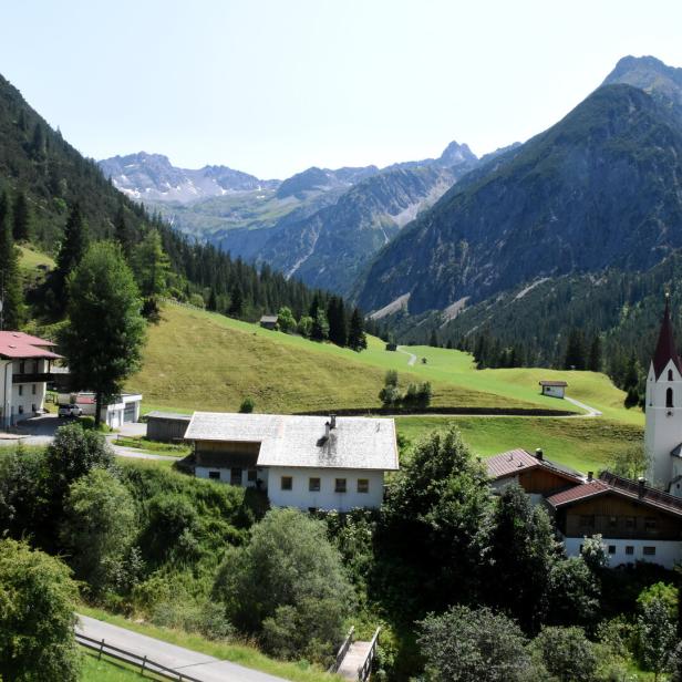 Ein Panoramablick auf die Gemeinde Gramais, zu sehen sind die Kirche, das Gemeindeamt und die umliegenden Berge 