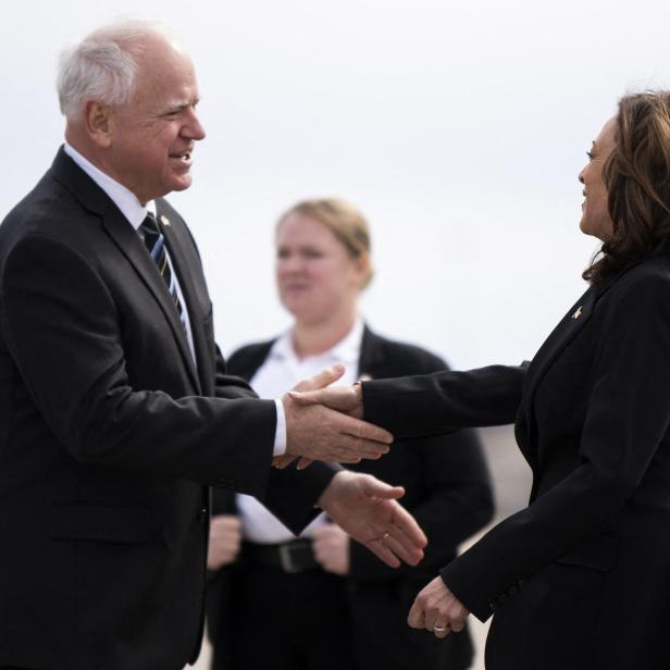 Tim Walz (l) und Kamala Harris (r).