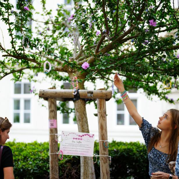 aylor Swift Fans, aufgenommen am Donnerstag, 8. August 2024 bei einem Baum in der Corneliusgasse in Wien. Nach der Festnahme zweier Terrorverdächtiger, die möglicherweise einen Anschlag auf die bevorstehenden Taylor Swift-Konzerte in Wien geplant haben, hat der Veranstalter Mittwochabend die Konzerte in der Bundeshauptstadt abgesagt.