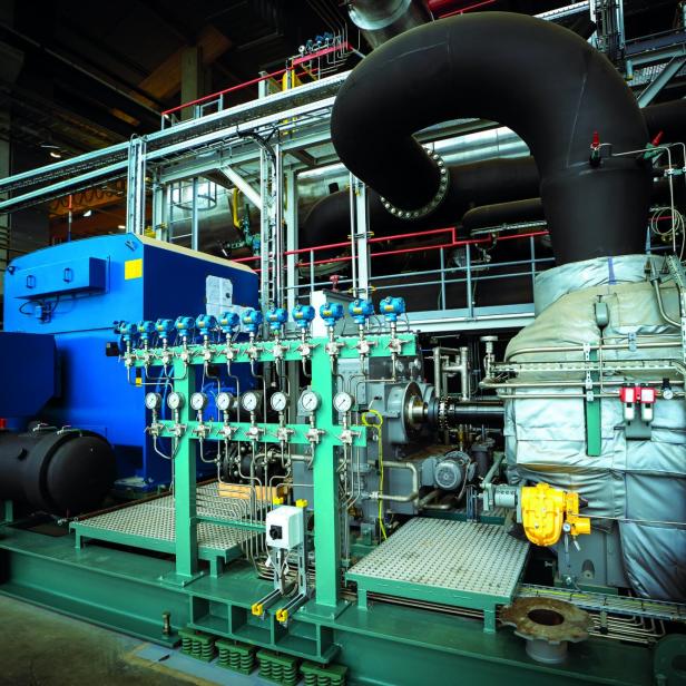 Eine komplexe Anlage mit Rohren, Messgeräten und industriellen Komponenten.