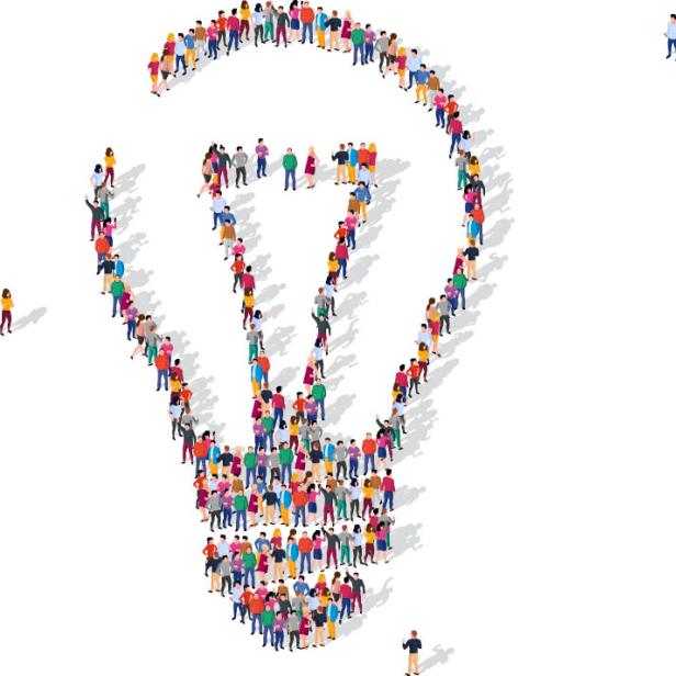 Eine Menschenmenge formt eine stilisierte Glühbirne.