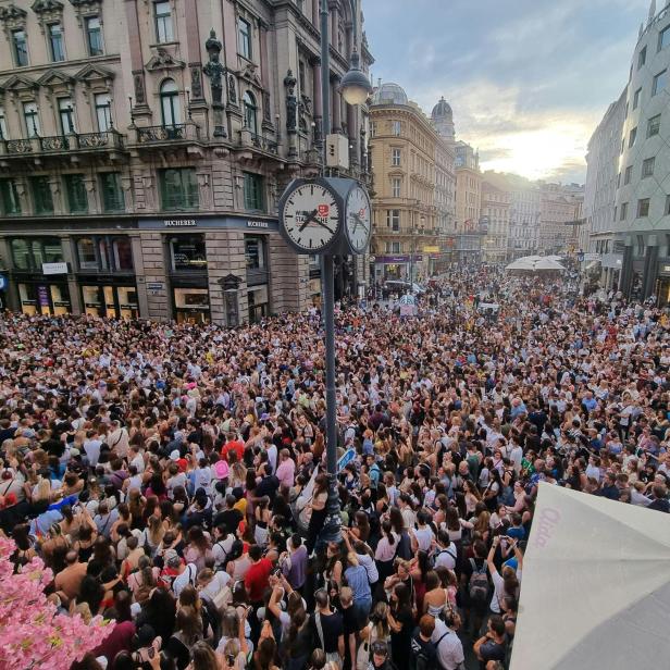 Taylor Swift-Fans, aufgenommen am Donnerstag, 8. August 2024, in der Wiener Innenstadt. Nach der Festnahme von Terrorverdächtigen, die einen Anschlag auf die bevorstehenden Taylor Swift-Konzerte in Wien geplant haben, hat der Veranstalter Mittwochabend die Konzerte in der Bundeshauptstadt abgesagt..