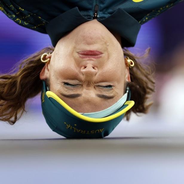 Australia&#039;s Rachael Gunn, known as Raygun competes in the Women&#039;s Breaking dance Round robin of the Paris 2024 Olympic Games at La Concorde in Paris, on August 9, 2024. (Photo by Odd ANDERSEN / AFP)