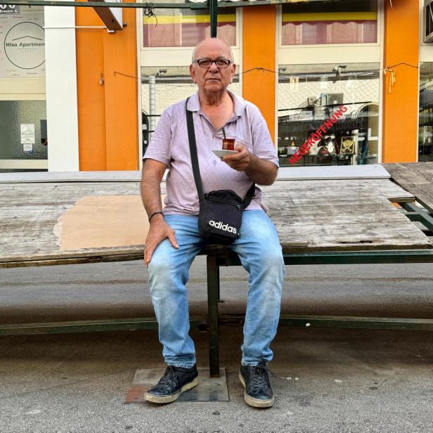 Yaşar Batman sitzt mit einem Çay in der Hand am Brunnenmarkt.