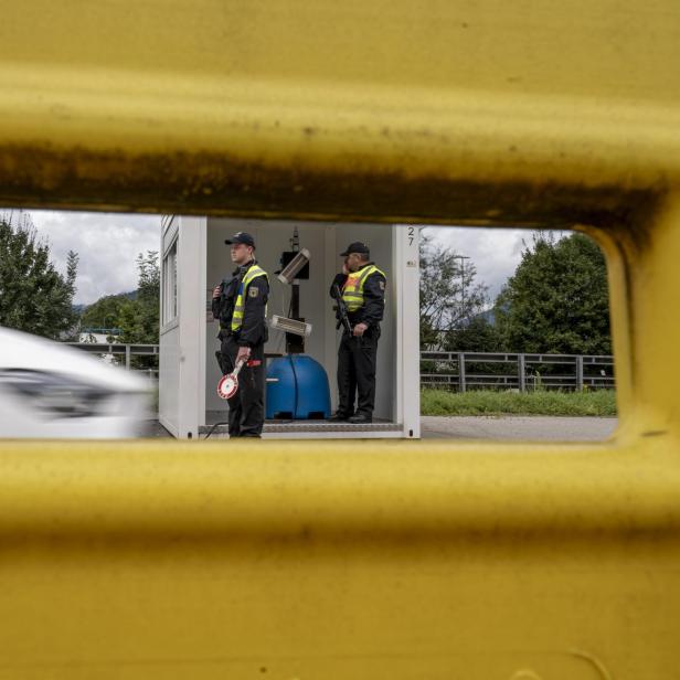 Polizisten kontrollieren am Grenzübergang Kiefersfelden den aus Österreich kommenden Verkehr.