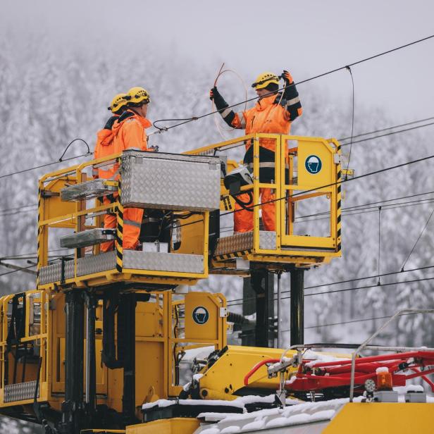 Mitarbeiter der ÖBB reparieren eine Oberleitung.