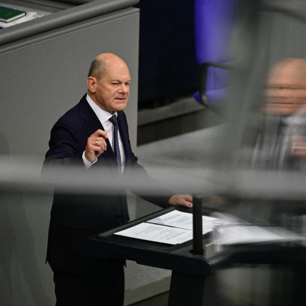 Bundeskanzler Olaf Scholz spricht während einer Plenarsitzung im Bundestag in Berlin am 11. September 2024