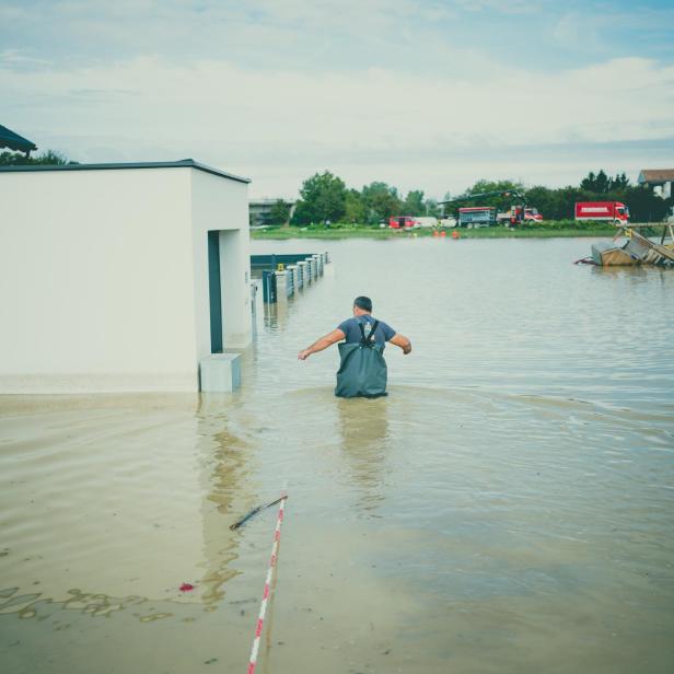 Ein Mann steht im Hochwasser.