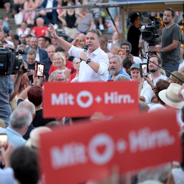 Andreas Babler beim Wahlkampfauftakt in Linz in der Menge 