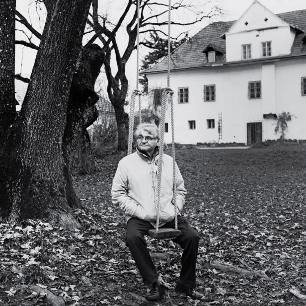 Peter Turrinis Tragikomödie "Bei Einbruch der Dunkelheit" steht in der sehr grellen Inszenierung von Christian Stückl zur Zeit auf dem Spielplan des Burgtheaters. Das "Theater der Kunstirrsinnigen" wird bevölkert von Dorothee Hartinger als Gastgeberin Claire, Sven Dolinksi im Part des Bernhard-nahen Lyrik-Misanthropen Vinzenz, Markus Meyer und Elisabeth Augustin.