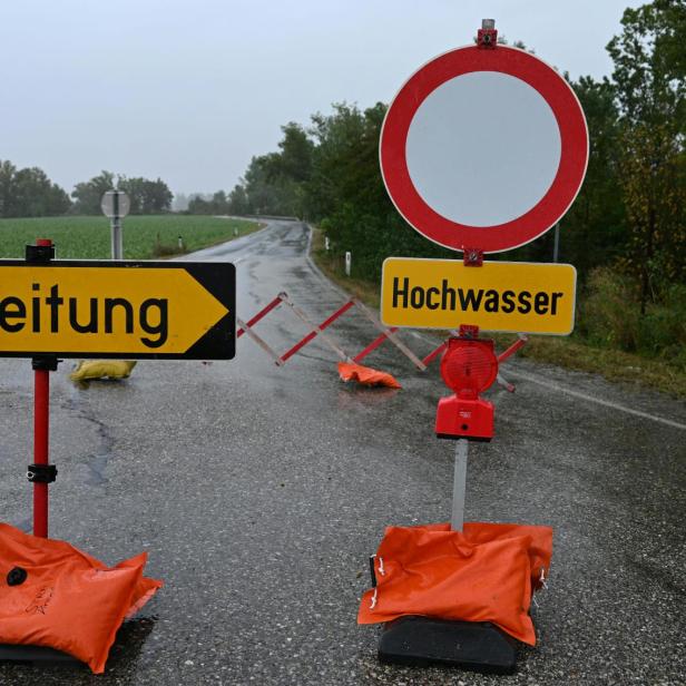 Umleitung und gesperrte Straße aufgrund des Hochwassers.