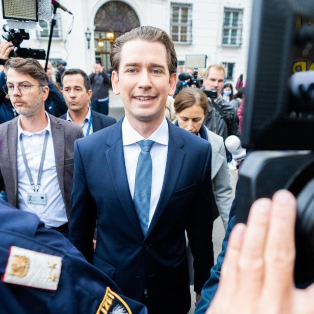 Ehemaliger Bundeskanzler Sebastian Kurz umgeben von Journalisten